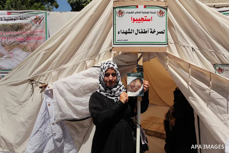 Palestinian families of martyrs take part a protest to demand their rights and salaries, in Gaza city, on July 19, 2016. Photo by Ashraf Amra