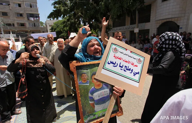Palestinian families of martyrs take part a protest to demand their rights and salaries, in Gaza city, on July 19, 2016. Photo by Ashraf Amra