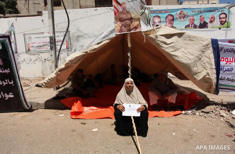 Palestinian families of martyrs take part a protest to demand their rights and salaries, in Gaza city, on July 19, 2016. Photo by Ashraf Amra