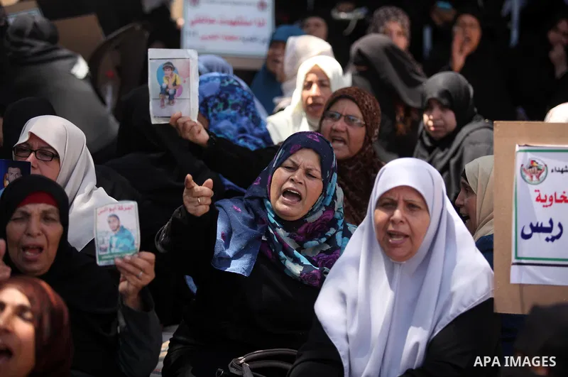 Palestinian families of martyrs take part a protest to demand their rights and salaries, in Gaza city, on July 19, 2016. Photo by Ashraf Amra