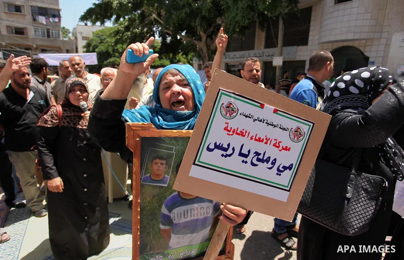 Palestinian families of martyrs take part a protest to demand their rights and salaries, in Gaza city, on July 19, 2016. Photo by Ashraf Amra