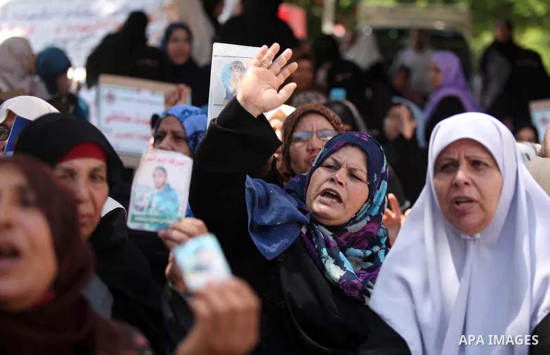 Palestinian families of martyrs take part a protest to demand their rights and salaries, in Gaza city, on July 19, 2016. Photo by Ashraf Amra