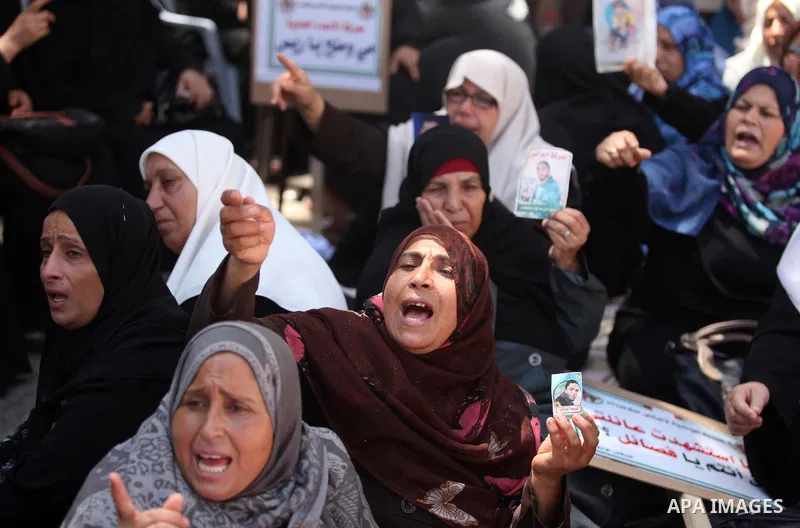 Palestinian families of martyrs take part a protest to demand their rights and salaries, in Gaza city, on July 19, 2016. Photo by Ashraf Amra