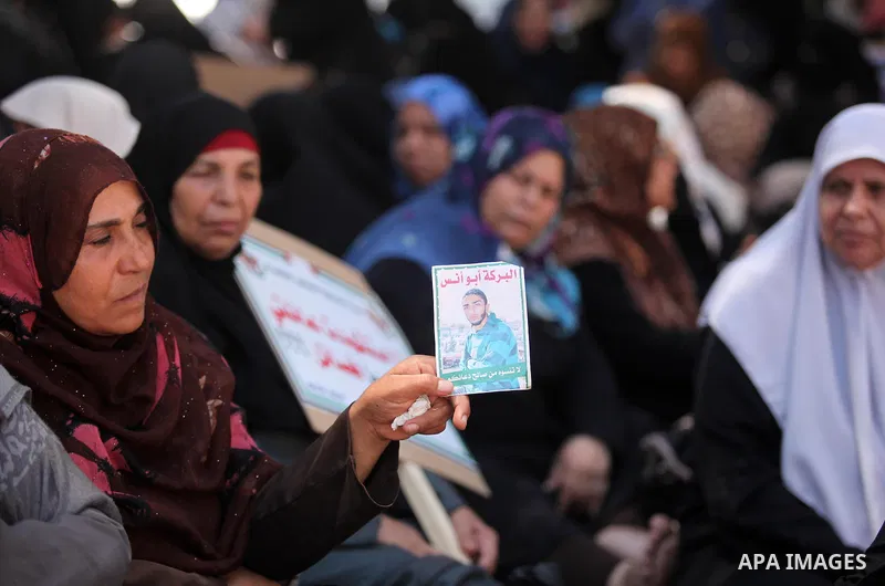 Palestinian families of martyrs take part a protest to demand their rights and salaries, in Gaza city, on July 19, 2016. Photo by Ashraf Amra