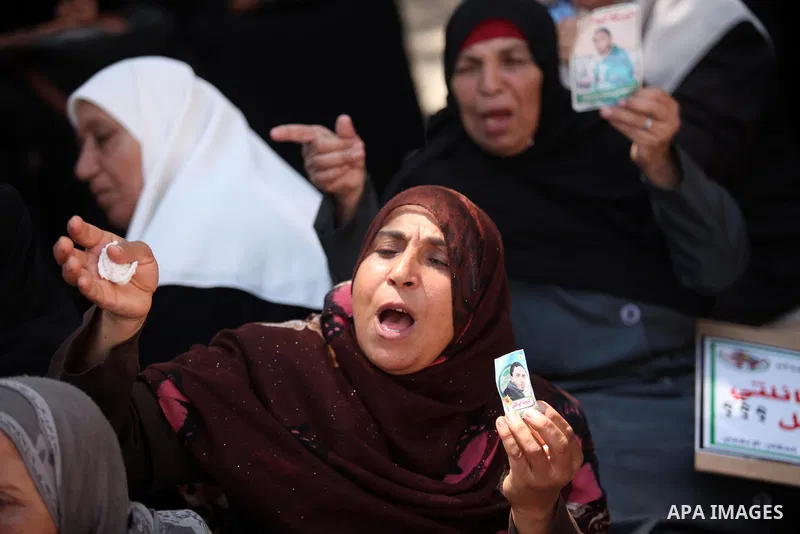 Palestinian families of martyrs take part a protest to demand their rights and salaries, in Gaza city, on July 19, 2016. Photo by Ashraf Amra