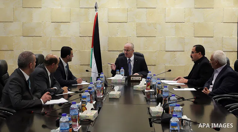 Palestinian Prime Minister, Rami Hamdallah, meets with Secretary General of the teachers union Saed Arziqat, in the West Bank city of Ramallah, on July 20, 2016. Photo by Prime Minister Office