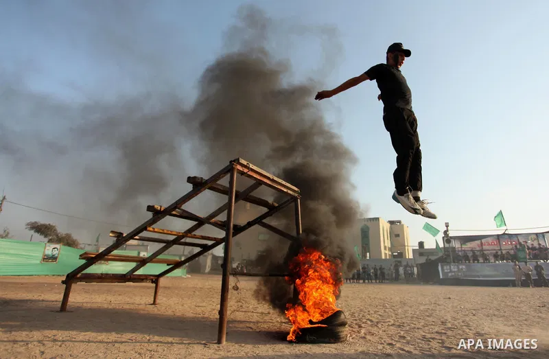 Palestinian youths demonstrate their skills during a military-style exercise at the Liberation Youths summer camp, organised by the Hamas movement, in Gaza city on July 20, 2016. Photo by Ashraf Amra