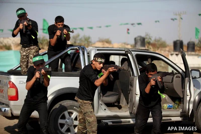 Palestinian youths demonstrate their skills during a military-style exercise at the Liberation Youths summer camp, organised by the Hamas movement, in Gaza city on July 20, 2016. Photo by Ashraf Amra