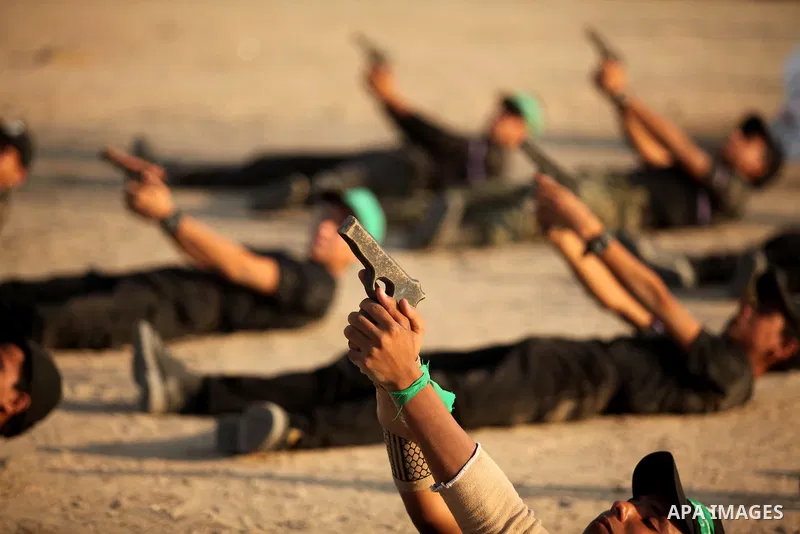 Palestinian youths demonstrate their skills during a military-style exercise at the Liberation Youths summer camp, organised by the Hamas movement, in Gaza city on July 20, 2016. Photo by Ashraf Amra