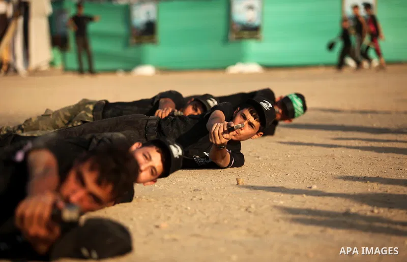 Palestinian youths demonstrate their skills during a military-style exercise at the Liberation Youths summer camp, organised by the Hamas movement, in Gaza city on July 20, 2016. Photo by Ashraf Amra