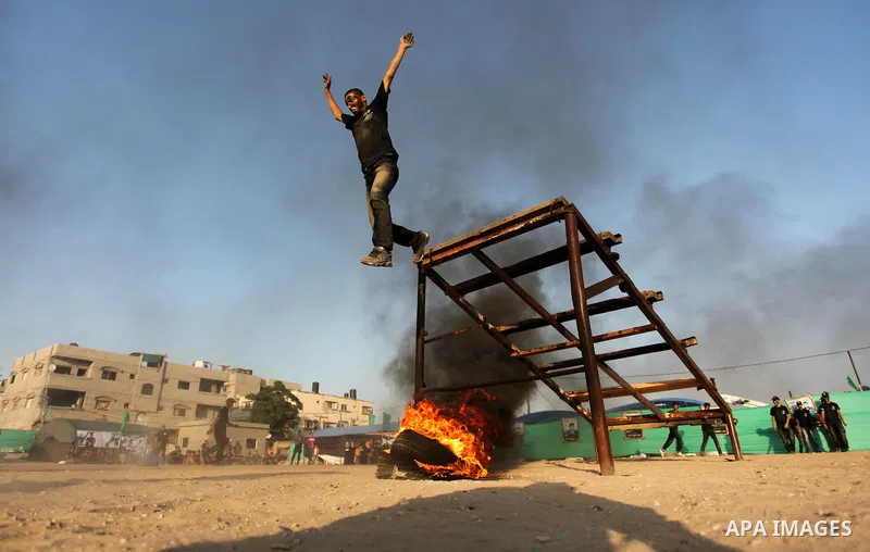 Palestinian youths demonstrate their skills during a military-style exercise at the Liberation Youths summer camp, organised by the Hamas movement, in Gaza city on July 20, 2016. Photo by Ashraf Amra
