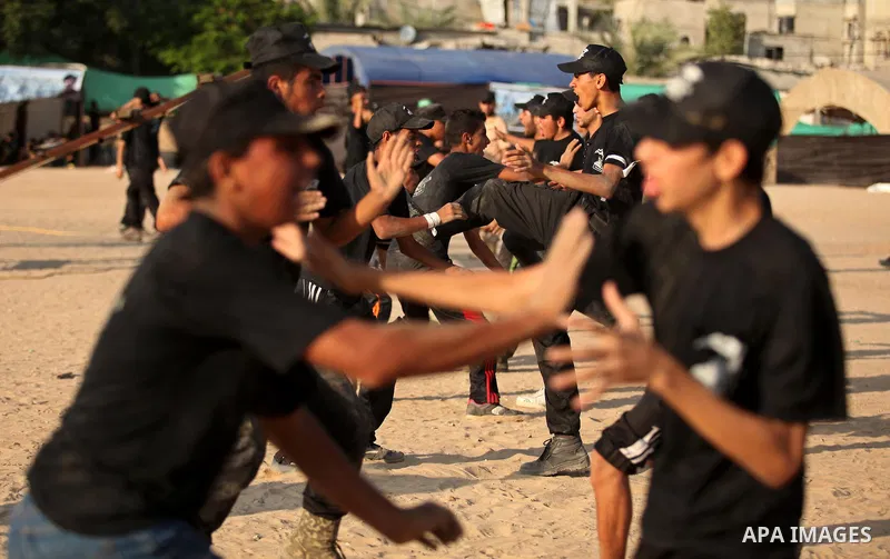 Palestinian youths demonstrate their skills during a military-style exercise at the Liberation Youths summer camp, organised by the Hamas movement, in Gaza city on July 20, 2016. Photo by Ashraf Amra