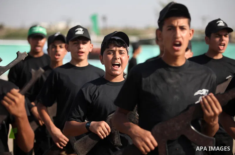 Palestinian youths demonstrate their skills during a military-style exercise at the Liberation Youths summer camp, organised by the Hamas movement, in Gaza city on July 20, 2016. Photo by Ashraf Amra