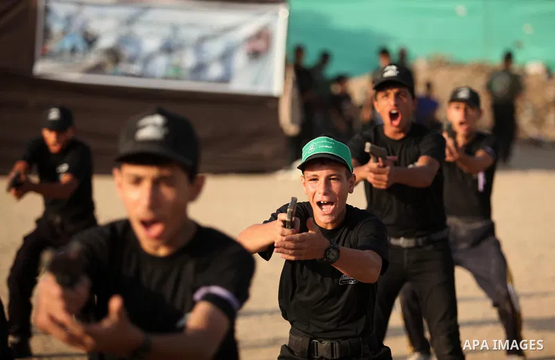 Palestinian youths demonstrate their skills during a military-style exercise at the Liberation Youths summer camp, organised by the Hamas movement, in Gaza city on July 20, 2016. Photo by Ashraf Amra