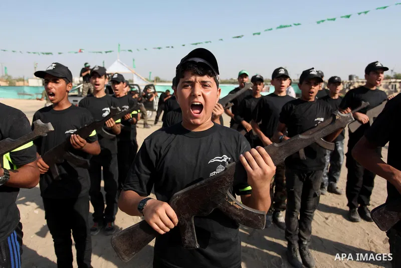 Palestinian youths demonstrate their skills during a military-style exercise at the Liberation Youths summer camp, organised by the Hamas movement, in Gaza city on July 20, 2016. Photo by Ashraf Amra