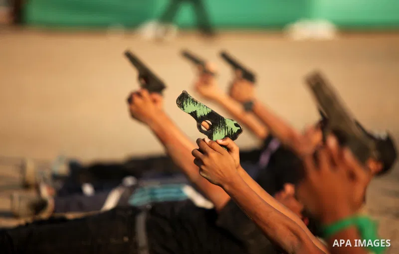 Palestinian youths demonstrate their skills during a military-style exercise at the Liberation Youths summer camp, organised by the Hamas movement, in Gaza city on July 20, 2016. Photo by Ashraf Amra