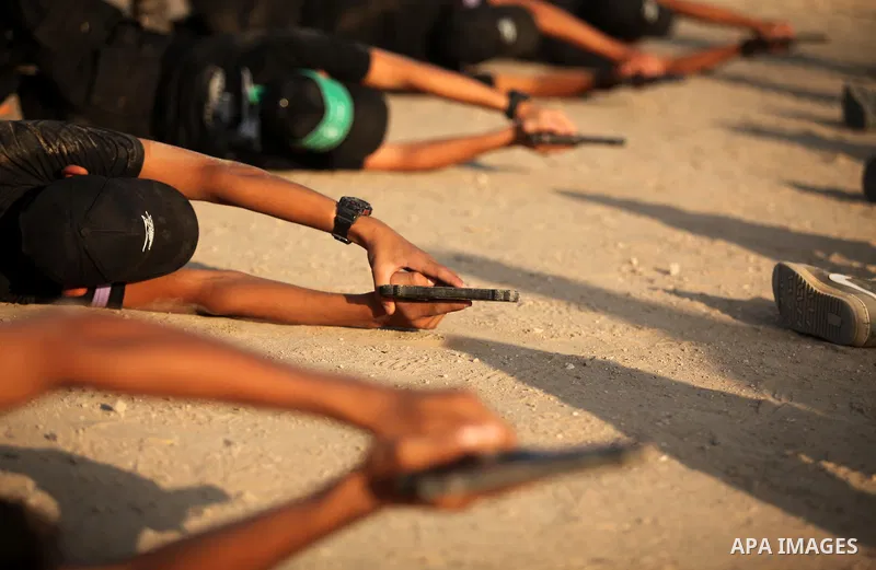 Palestinian youths demonstrate their skills during a military-style exercise at the Liberation Youths summer camp, organised by the Hamas movement, in Gaza city on July 20, 2016. Photo by Ashraf Amra
