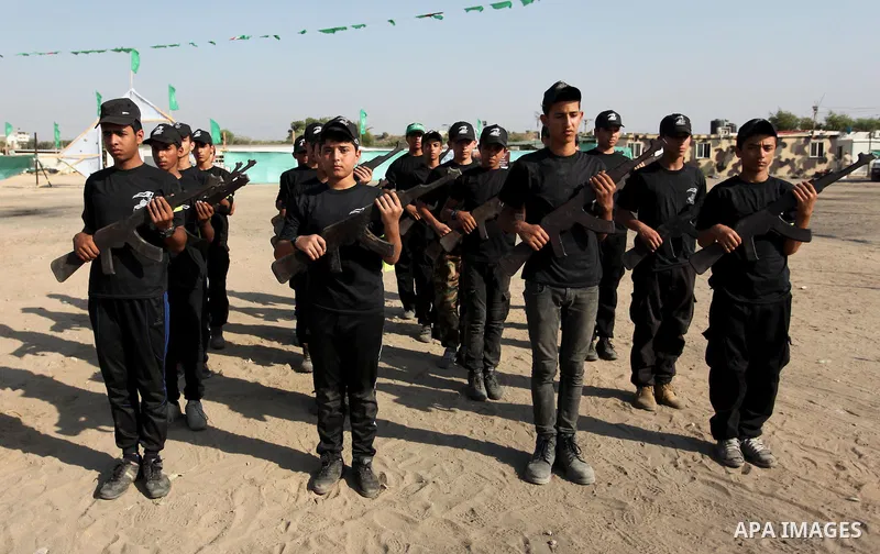 Palestinian youths demonstrate their skills during a military-style exercise at the Liberation Youths summer camp, organised by the Hamas movement, in Gaza city on July 20, 2016. Photo by Ashraf Amra