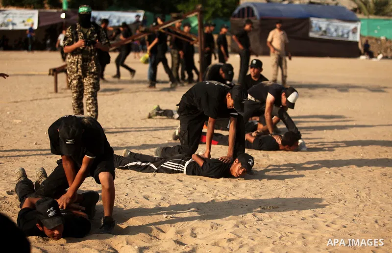 Palestinian youths demonstrate their skills during a military-style exercise at the Liberation Youths summer camp, organised by the Hamas movement, in Gaza city on July 20, 2016. Photo by Ashraf Amra