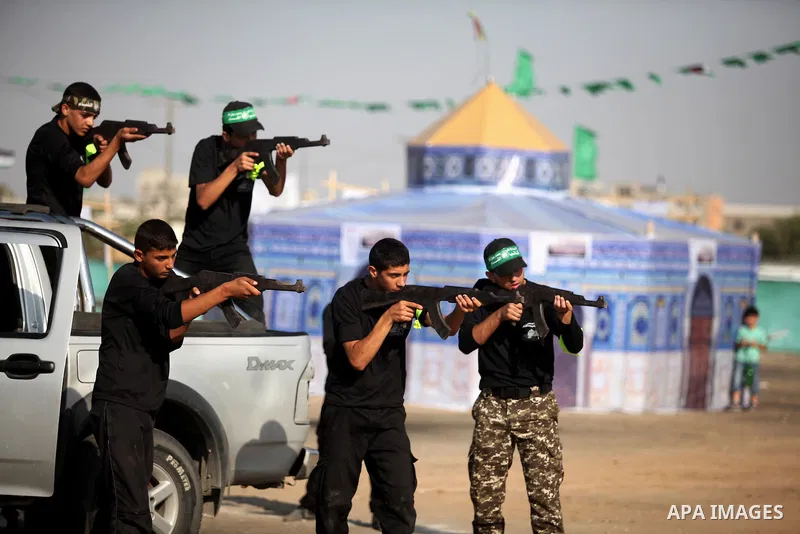 Palestinian youths demonstrate their skills during a military-style exercise at the Liberation Youths summer camp, organised by the Hamas movement, in Gaza city on July 20, 2016. Photo by Ashraf Amra