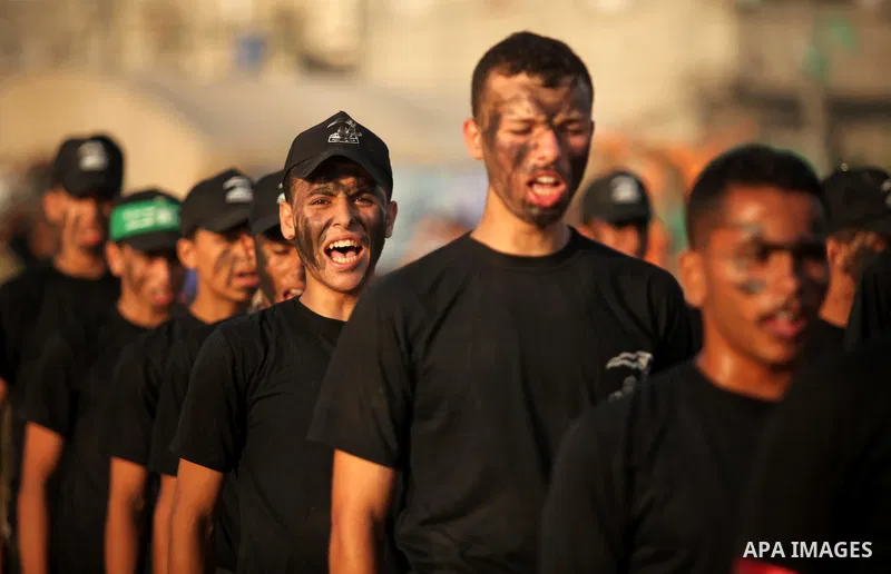 Palestinian youths demonstrate their skills during a military-style exercise at the Liberation Youths summer camp, organised by the Hamas movement, in Gaza city on July 20, 2016. Photo by Ashraf Amra