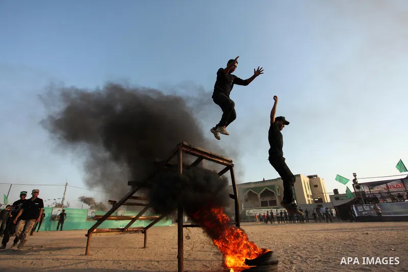 Palestinian youths demonstrate their skills during a military-style exercise at the Liberation Youths summer camp, organised by the Hamas movement, in Gaza city on July 20, 2016. Photo by Ashraf Amra