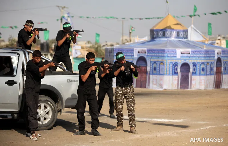 Palestinian youths demonstrate their skills during a military-style exercise at the Liberation Youths summer camp, organised by the Hamas movement, in Gaza city on July 20, 2016. Photo by Ashraf Amra