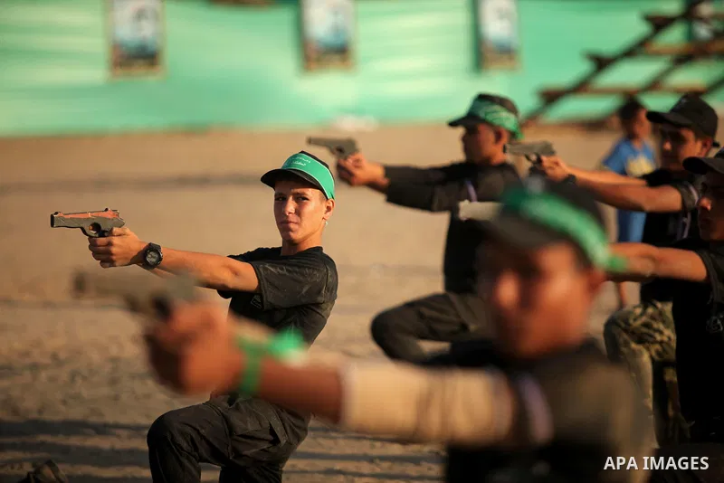 Palestinian youths demonstrate their skills during a military-style exercise at the Liberation Youths summer camp, organised by the Hamas movement, in Gaza city on July 20, 2016. Photo by Ashraf Amra