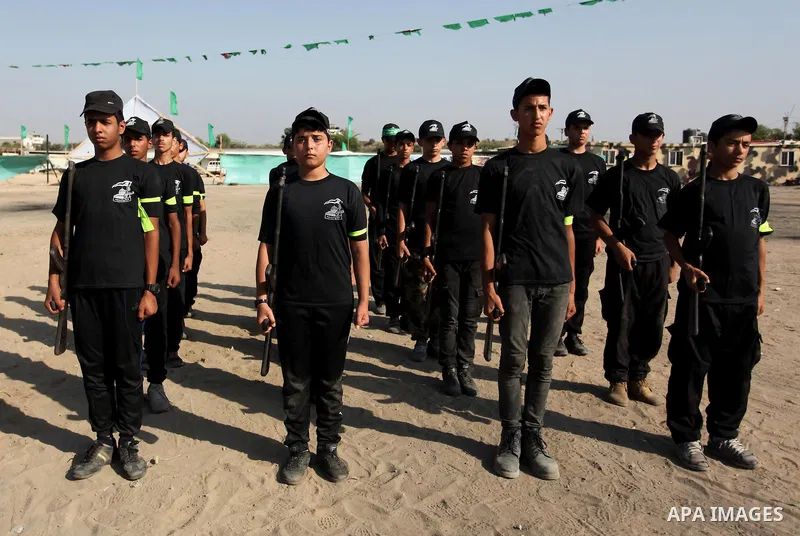 Palestinian youths demonstrate their skills during a military-style exercise at the Liberation Youths summer camp, organised by the Hamas movement, in Gaza city on July 20, 2016. Photo by Ashraf Amra