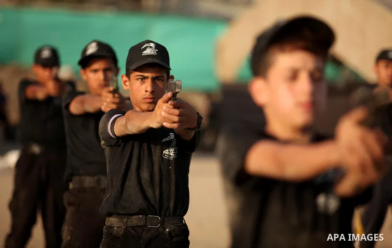 Palestinian youths demonstrate their skills during a military-style exercise at the Liberation Youths summer camp, organised by the Hamas movement, in Gaza city on July 20, 2016. Photo by Ashraf Amra