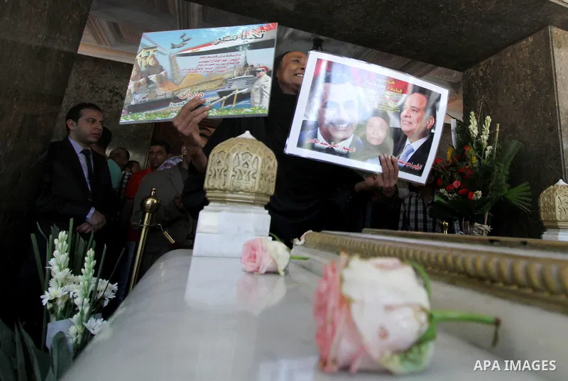 Egyptians visit the grave of former Egyptian President Gamal Abdel Nasser, on the occasion of the 64th anniversary of July 23 revolution, in Cairo, on July 23, 2016. Photo by Amr Sayed