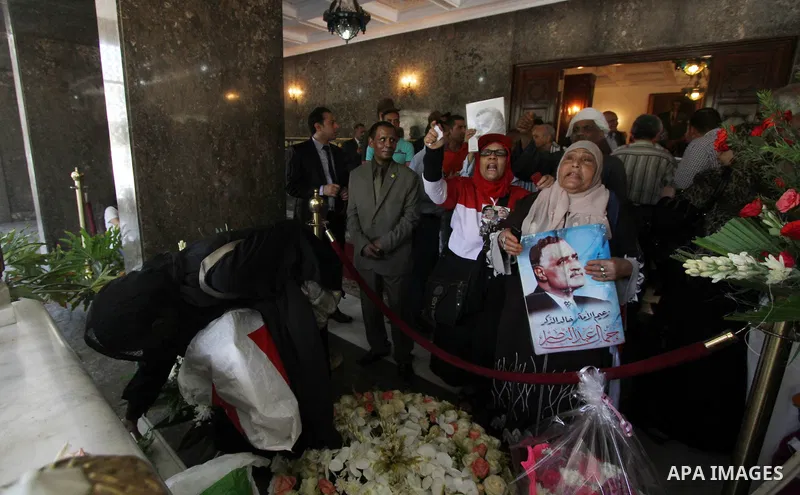 Egyptians visit the grave of former Egyptian President Gamal Abdel Nasser, on the occasion of the 64th anniversary of July 23 revolution, in Cairo, on July 23, 2016. Photo by Amr Sayed