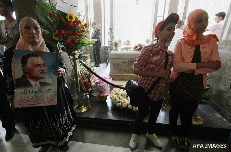 Egyptians visit the grave of former Egyptian President Gamal Abdel Nasser, on the occasion of the 64th anniversary of July 23 revolution, in Cairo, on July 23, 2016. Photo by Amr Sayed