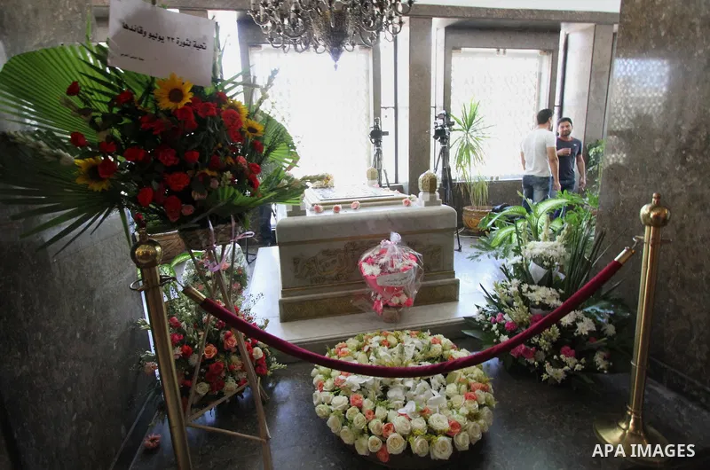 Egyptians visit the grave of former Egyptian President Gamal Abdel Nasser, on the occasion of the 64th anniversary of July 23 revolution, in Cairo, on July 23, 2016. Photo by Amr Sayed