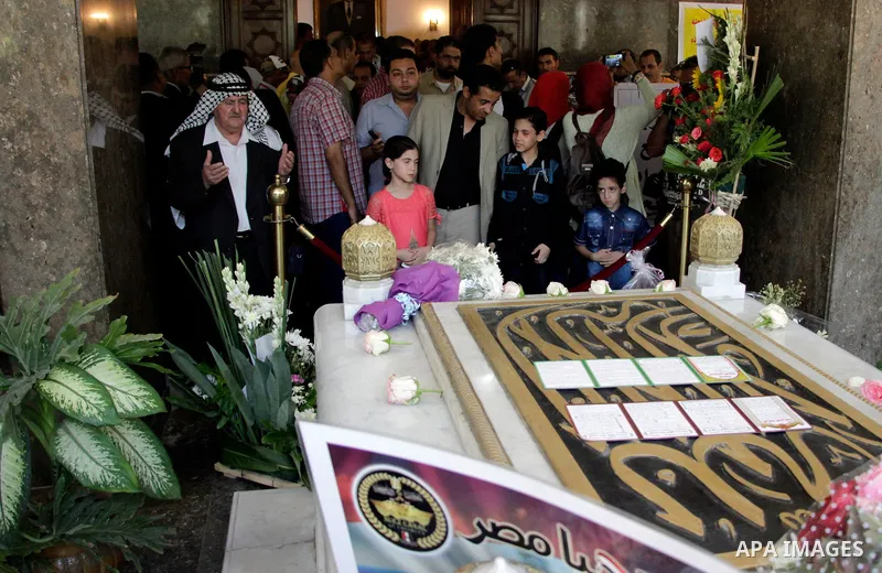 Egyptians visit the grave of former Egyptian President Gamal Abdel Nasser, on the occasion of the 64th anniversary of July 23 revolution, in Cairo, on July 23, 2016. Photo by Amr Sayed
