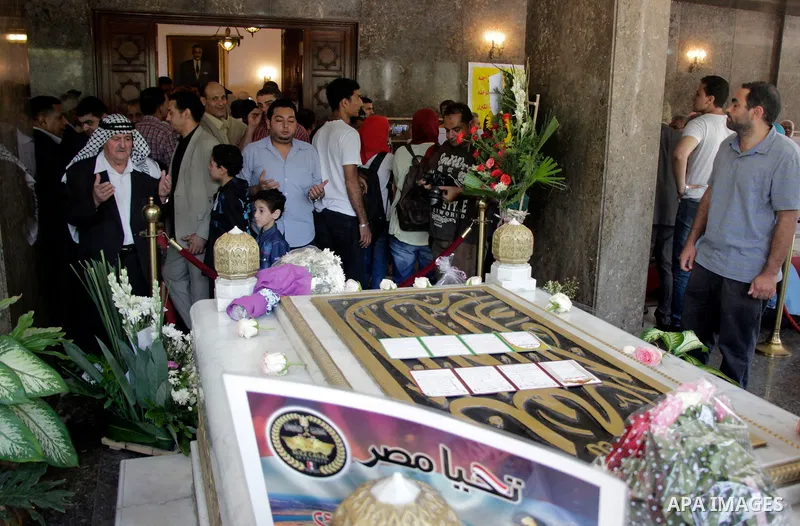 Egyptians visit the grave of former Egyptian President Gamal Abdel Nasser, on the occasion of the 64th anniversary of July 23 revolution, in Cairo, on July 23, 2016. Photo by Amr Sayed