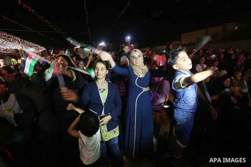 Palestinians take part in a mass wedding for 340 couples organized by Hamas movement in Beit Lahiya town in the northern Gaza Strip July 24, 2016. Photo by Mohammed Asad