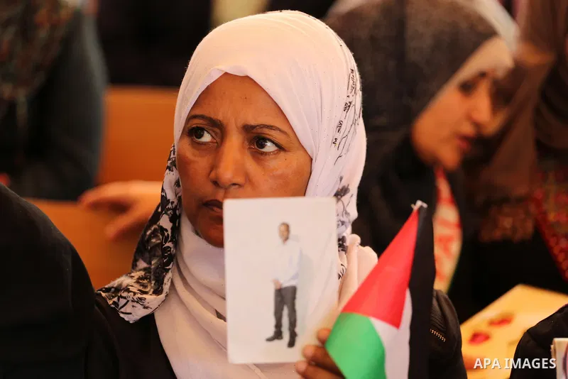 Palestinians take part in a protest demanding release the prisoners in Israeli jails, in front of Red cross office, in Gaza city, on July 25, 2016. Photo by Mohammed Asad