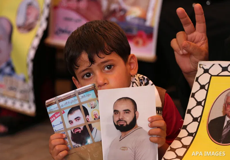 Palestinians take part in a protest demanding release the prisoners in Israeli jails, in front of Red cross office, in Gaza city, on July 25, 2016. Photo by Mohammed Asad