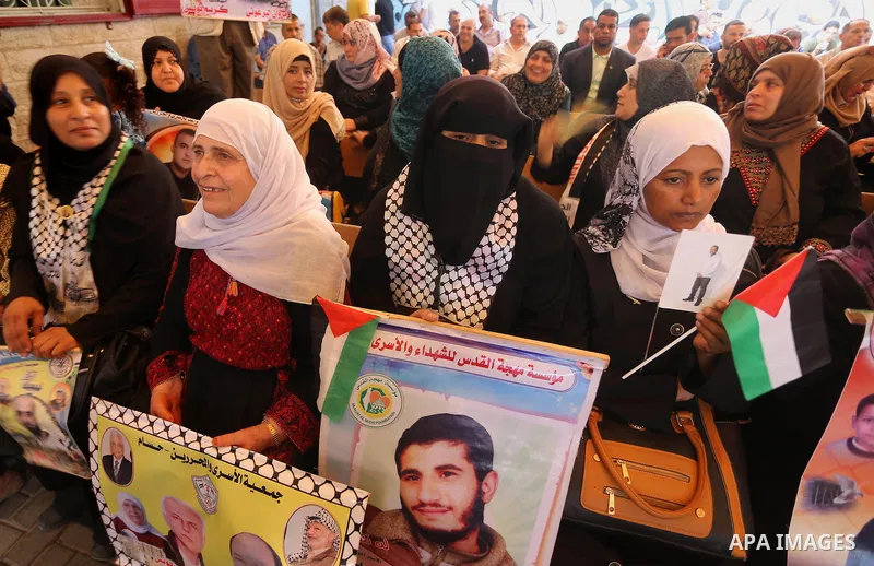Palestinians take part in a protest demanding release the prisoners in Israeli jails, in front of Red cross office, in Gaza city, on July 25, 2016. Photo by Mohammed Asad