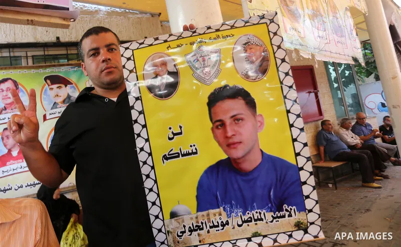 Palestinians take part in a protest demanding release the prisoners in Israeli jails, in front of Red cross office, in Gaza city, on July 25, 2016. Photo by Mohammed Asad