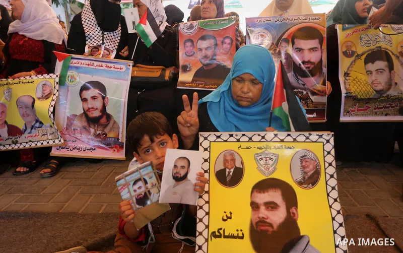 Palestinians take part in a protest demanding release the prisoners in Israeli jails, in front of Red cross office, in Gaza city, on July 25, 2016. Photo by Mohammed Asad