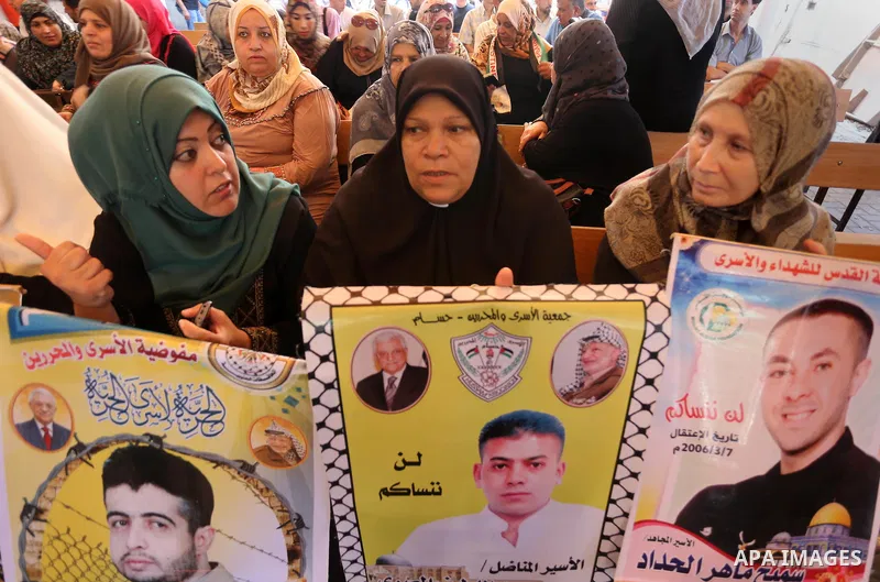 Palestinians take part in a protest demanding release the prisoners in Israeli jails, in front of Red cross office, in Gaza city, on July 25, 2016. Photo by Mohammed Asad