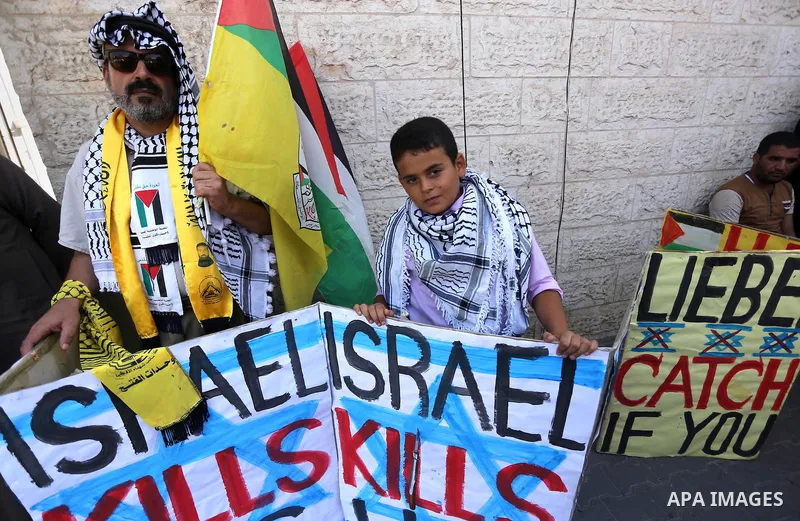 Palestinians take part in a protest demanding release the prisoners in Israeli jails, in front of Red cross office, in Gaza city, on July 25, 2016. Photo by Mohammed Asad