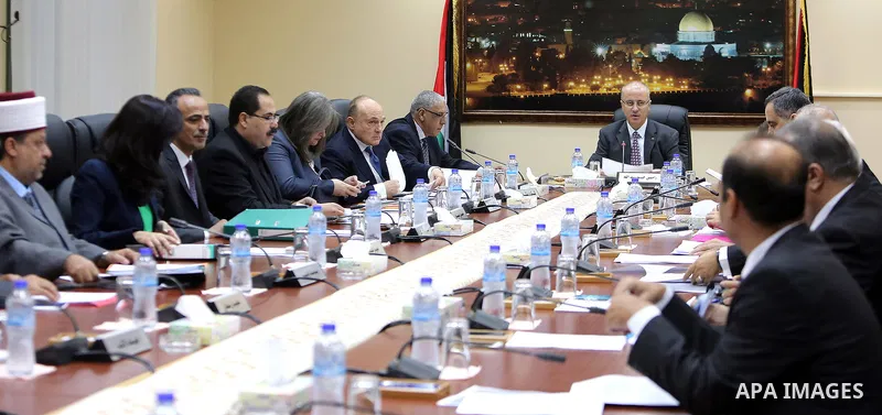 Palestinian Prime Minister Rami hamadallah heads the Palestinian cabinet meeting in the West Bank city of Ramallah on july. 26,2016. Photo by Prime Minister Office