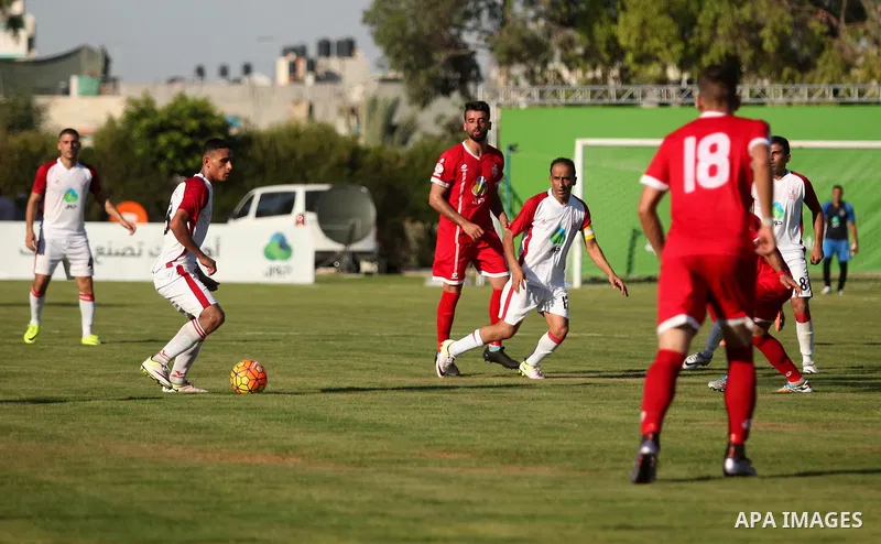 Palestinian Gaza Strip's Khan Younis Youth and Hebron's players compete during the first leg of the Palestine Cup final soccer match at al-Yarmouk stadium in Gaza City July 26, 2016. Photo by Ashraf Amra
