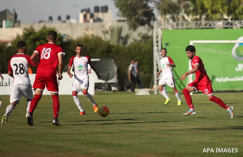 Palestinian Gaza Strip's Khan Younis Youth and Hebron's players compete during the first leg of the Palestine Cup final soccer match at al-Yarmouk stadium in Gaza City July 26, 2016. Photo by Ashraf Amra