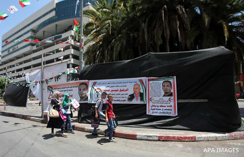 Palestinians take part in a protest demanding for the release of Bilal Kayed a Palestinian prisoner on hunger strike, in the West Bank city of Nablus on July 27, 2016. Photo by Nedal Eshtayah
