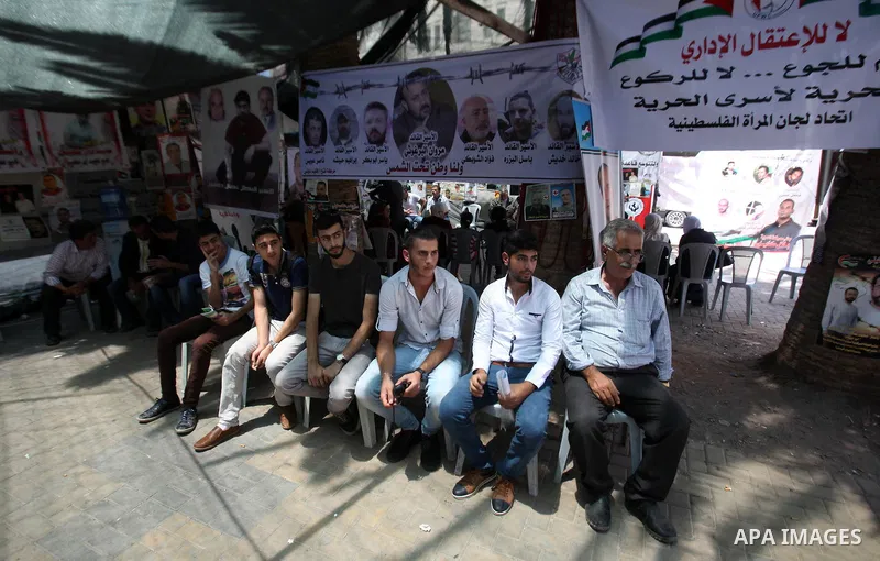 Palestinians take part in a protest demanding for the release of Bilal Kayed a Palestinian prisoner on hunger strike, in the West Bank city of Nablus on July 27, 2016. Photo by Nedal Eshtayah
