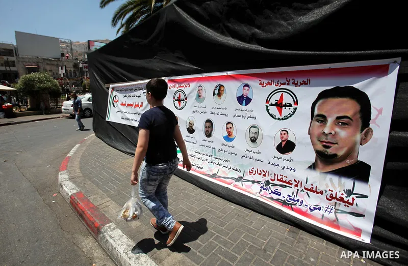 Palestinians take part in a protest demanding for the release of Bilal Kayed a Palestinian prisoner on hunger strike, in the West Bank city of Nablus on July 27, 2016. Photo by Nedal Eshtayah